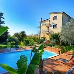 Penzion With Pool Albina Valizza