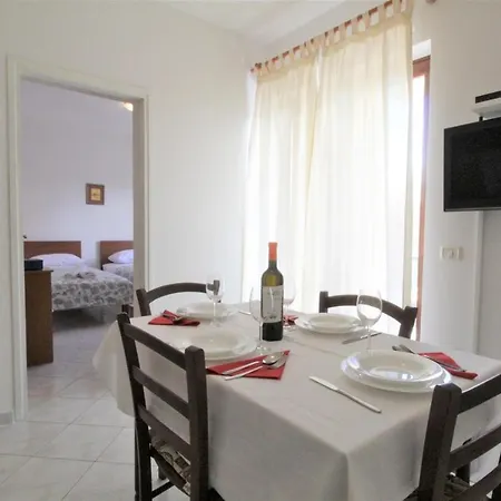 Hiša za goste With Pool Albina 4*