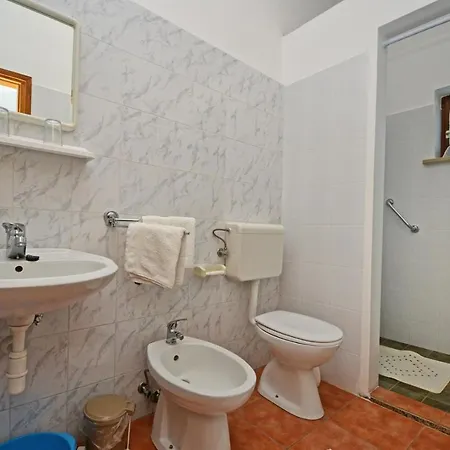 Hiša za goste With Pool Albina 4*