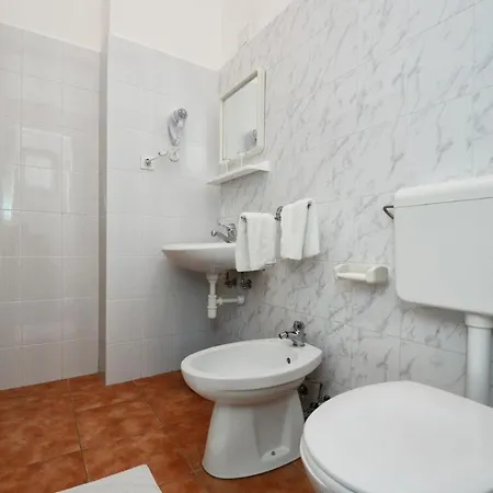 Hiša za goste With Pool Albina