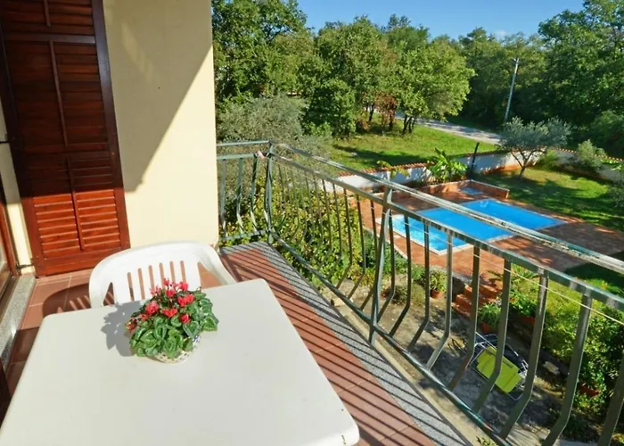 With Pool Albina Konukevi Valizza