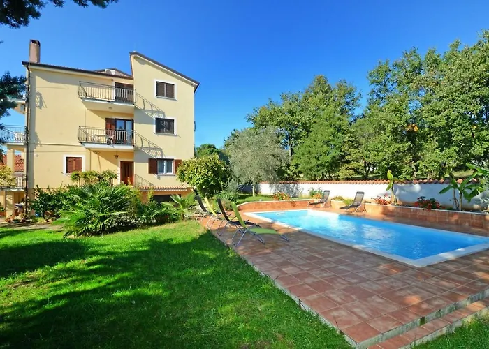 Konukevi With Pool Albina Valizza