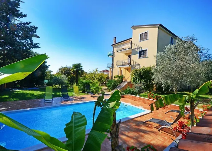 Konukevi With Pool Albina Valizza