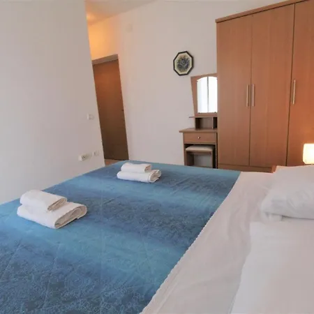 With Pool Albina Valizza