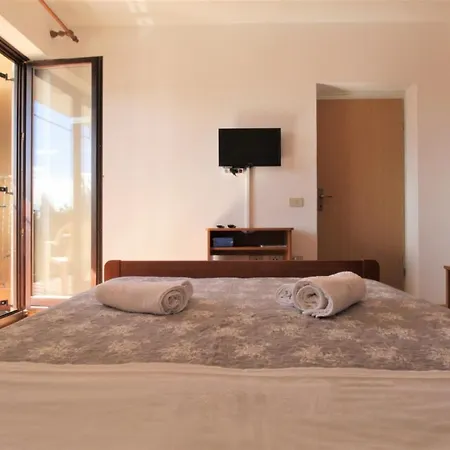 With Pool Albina Valizza