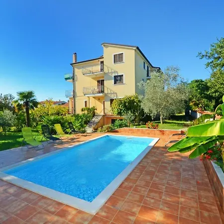 With Pool Albina Valizza