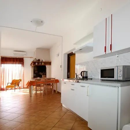 Gostinjska kuća With Pool Albina Valica
