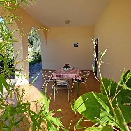 With Pool Albina Maison d'hôtes