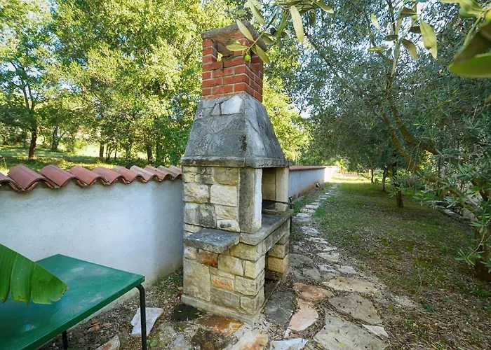 With Pool Albina بيت ضيافة