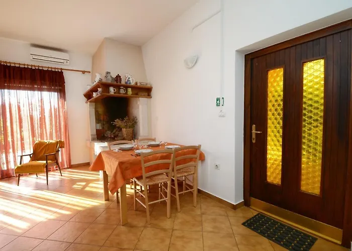 بيت ضيافة With Pool Albina